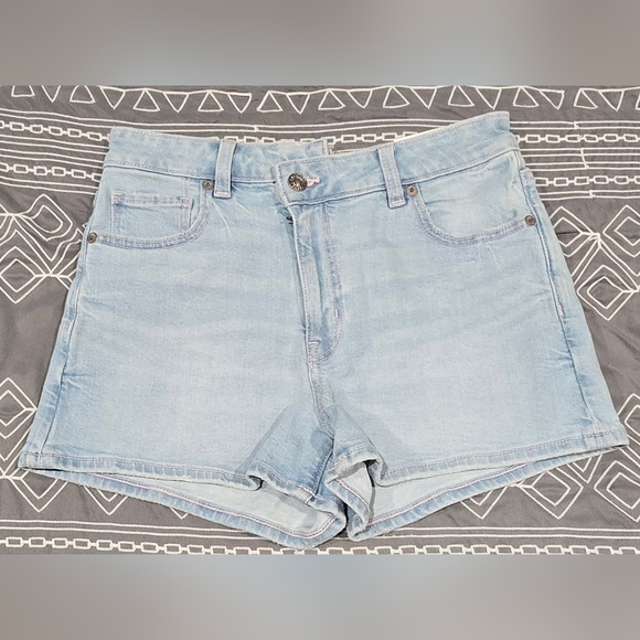 American Eagle Outfitters Pants - American Eagle Super High Rise Mom Shorts Size 2/26